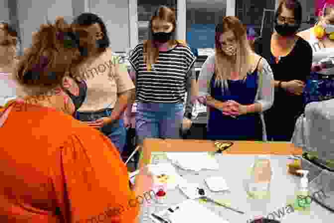 A Group Of Students Gathered Around Flora Ferrari, Watching Her Demonstrate Watercolor Painting Techniques Vagabondages Flora Ferrari